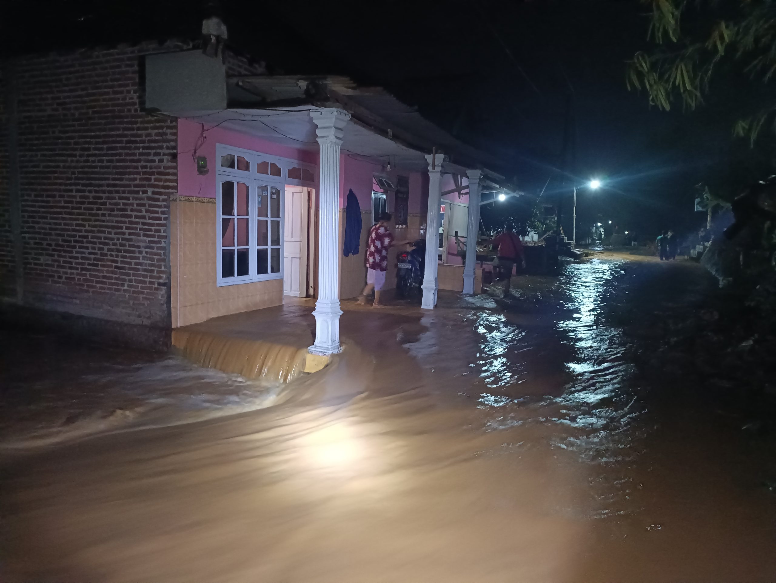 Hujan Deras dan Tanggul Jebol, Puluhan Rumah Warga Grogol Kediri Terdampak Banjir