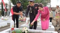 Hari Pahlawan, Kapolres Batu Tabur Bunga di TMP Soeropati