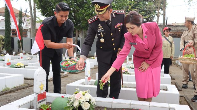 Hari Pahlawan, Kapolres Batu Tabur Bunga di TMP Soeropati
