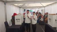 Berjalan Kaki Didampingi Sang Istri, Cabup Mas Dhito Nyoblos di TPS 010 Desa Sukorejo