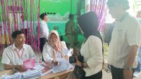 Ditemani Keluarga, Cabup Deny Widyanarko Gunakan Hak Pilihnya di TPS 11