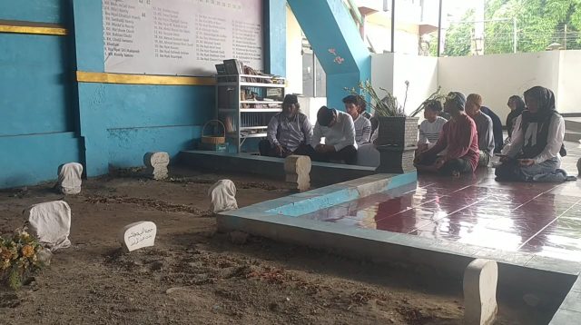 Gus Hans Ziarah Makam Dzuriah Sebelum Nyoblos di TPS 007 Peterongan