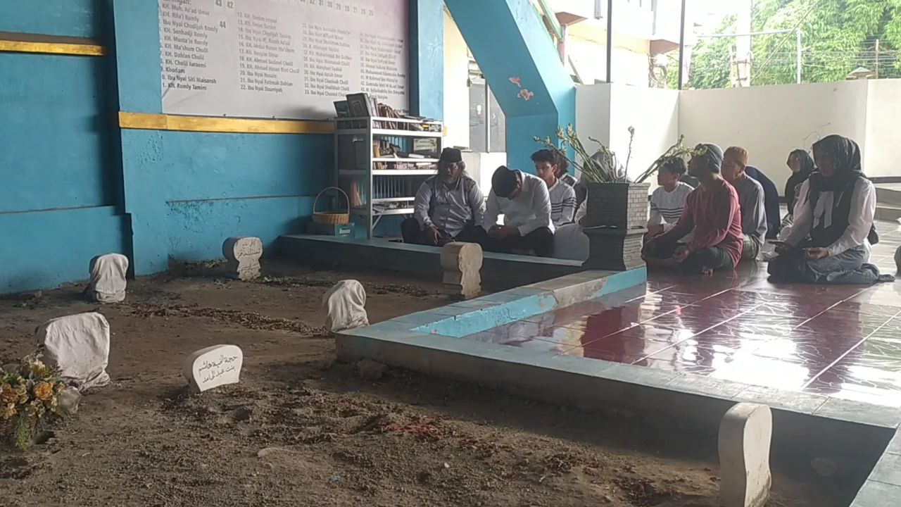 Gus Hans Ziarah Makam Dzuriah Sebelum Nyoblos di TPS 007 Peterongan