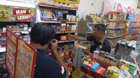 F-jbg perampokan 2 Perampok Satroni Minimarket di Jombang, Gasak Puluhan Juta Rupiah