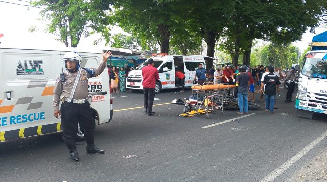 Pemotor Boncengan Empat di Jombang Tabrak Truk, Dua Orang Tewas