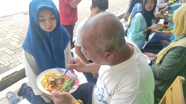 Siswa SMPN 4 Jombang Suapi Guru di Momen HUT dan Hari Guru Nasional