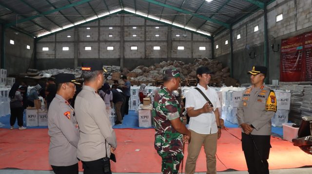 Kapolres Kediri Kota Bersama Dandim 0809 Kediri Pengawasan Logistik Pilkada 2024 di Gudang KPU