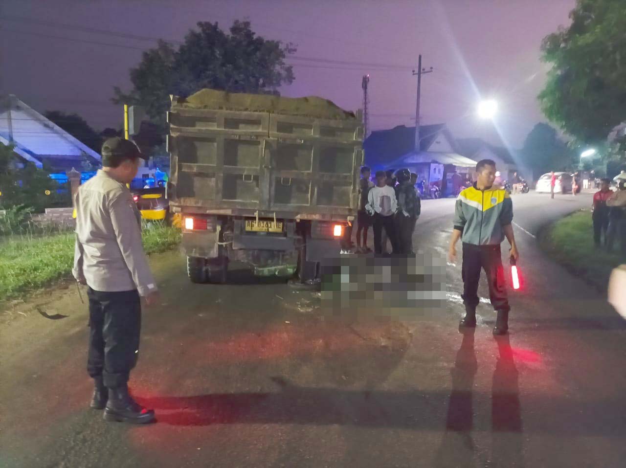 Pemotor Tewas Terlindas Truk di Kediri