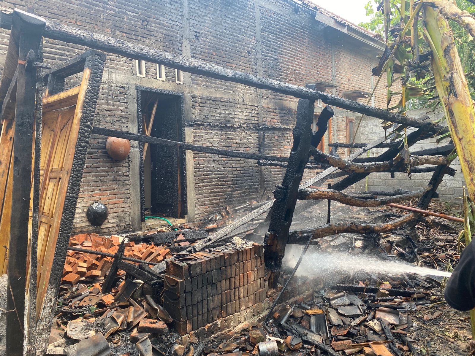 Teledor Lupa Matikan Api Tungku, Rumah di Ponorogo Nyaris Terbakar