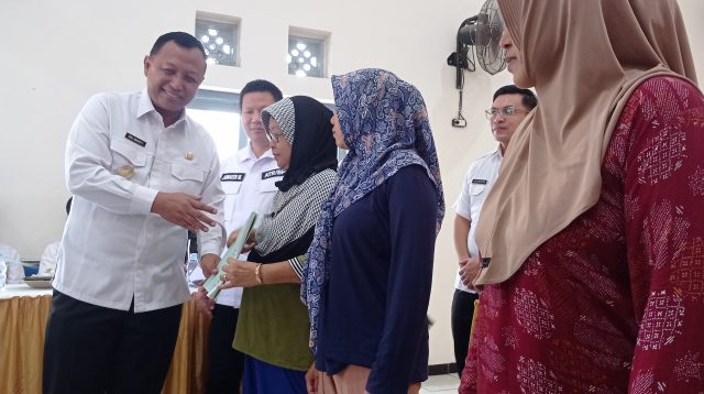 Pjs Bupati Kediri Serahkan 282 Sertipikat Tanah kepada Warga Desa Sambiresik Gampengrejo