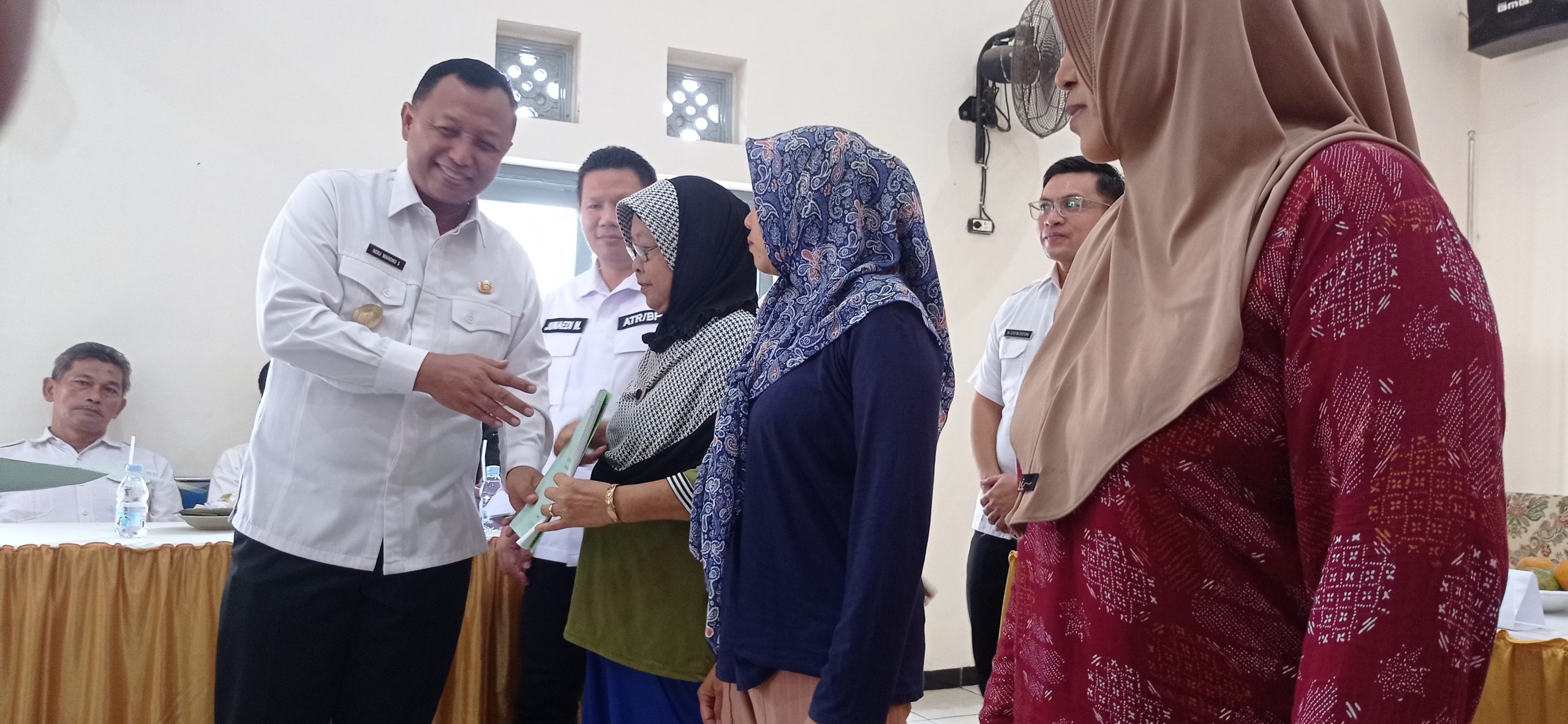Pjs Bupati Kediri Serahkan 282 Sertipikat Tanah kepada Warga Desa Sambiresik Gampengrejo