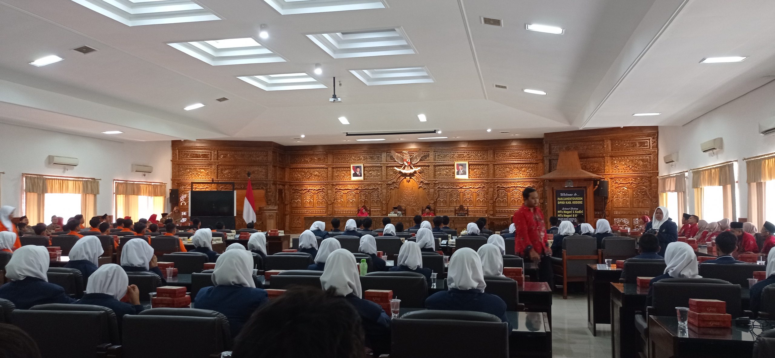 Dua Sekolah Adakan Kunjungan Wisata Parlemen di DPRD Kabupaten Kediri