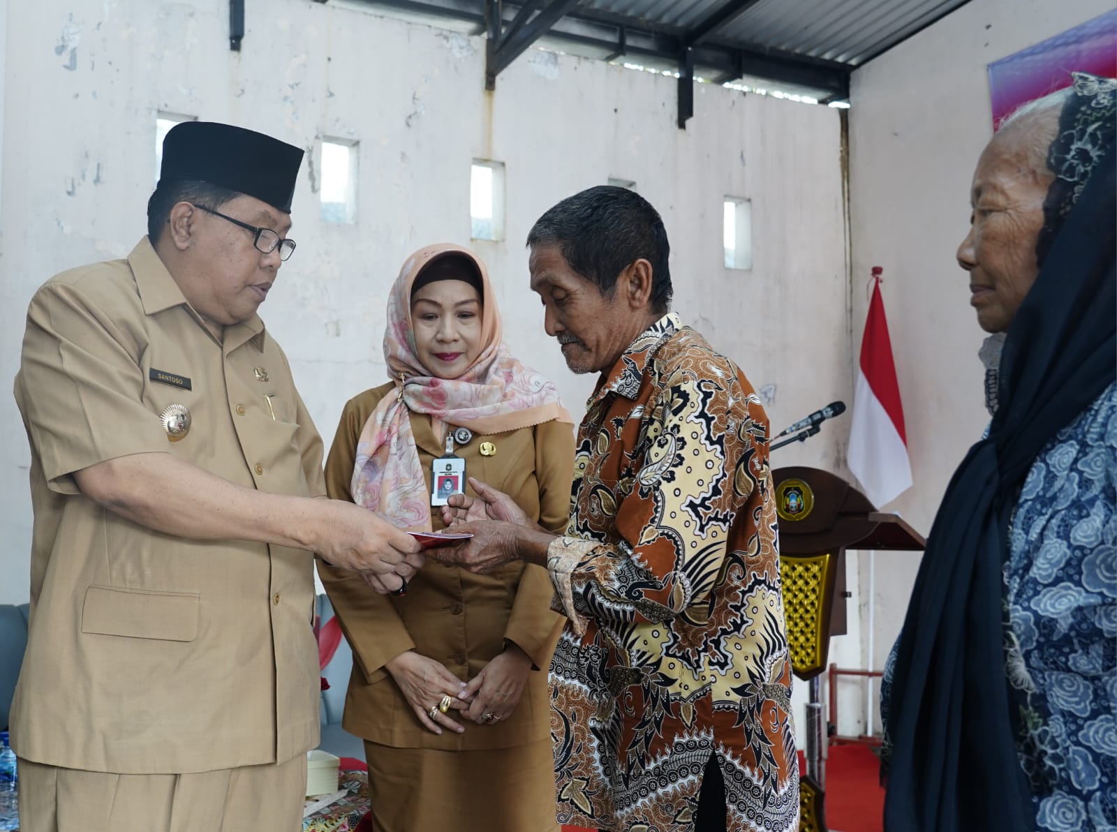 Ratusan Lansia di Blitar Dapat Rezeki Nomplok Uang Rp500 Ribu