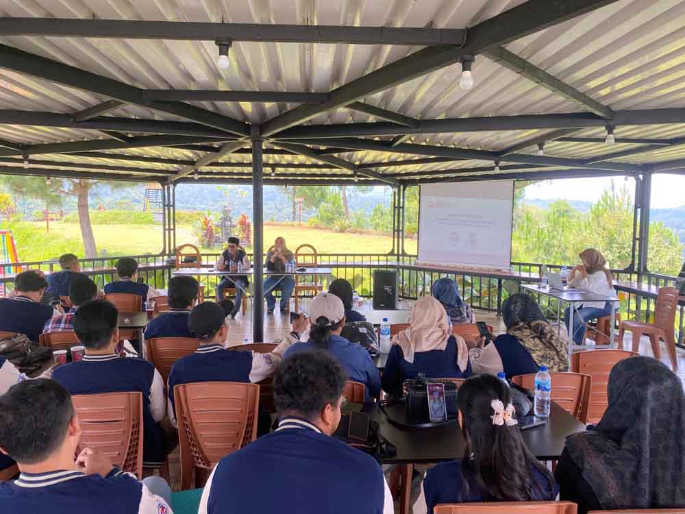 Bawaslu Kabupaten Blitar Temukan Oknum KPPS Tidak Netral, Berfoto dengan Pose Jari