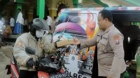 Jumat Berkah, Polres Blitar Bagi-bagi Nasi ke Jamaah Masjid dan Coaching Clinic SIM