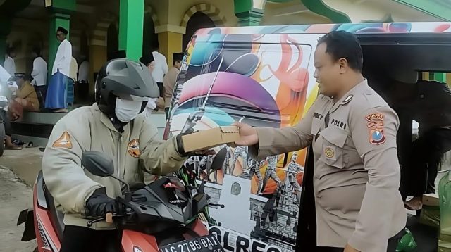Jumat Berkah, Polres Blitar Bagi-bagi Nasi ke Jamaah Masjid dan Coaching Clinic SIM