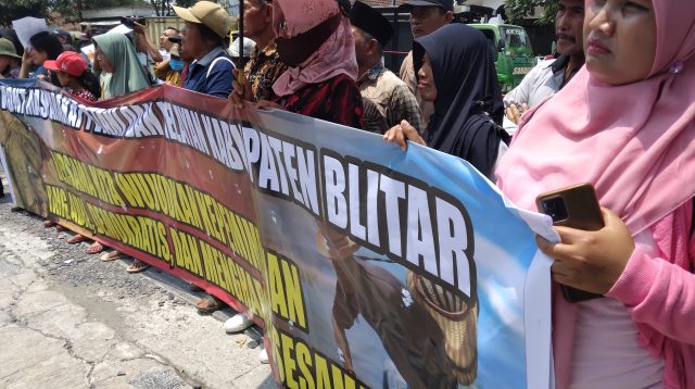 Ngeluruk DPRD Kabupaten Blitar, FMPN Usut Tuntas Kasus Pembuat Surat KPK Palsu
