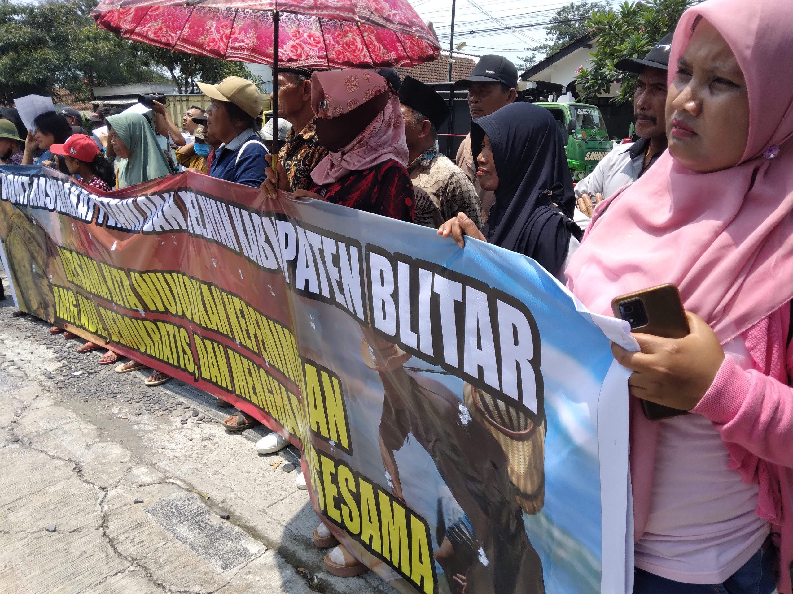 Ngeluruk DPRD Kabupaten Blitar, FMPN Usut Tuntas Kasus Pembuat Surat KPK Palsu