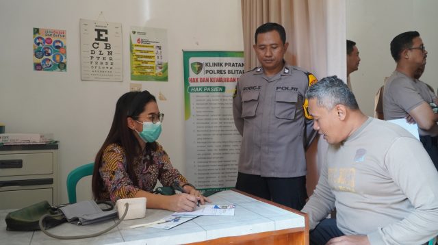 Jelang Coblosan 27 November, Polres Blitar Cek Kesehatan Personel, Pastikan Kondisi Prima di TPS