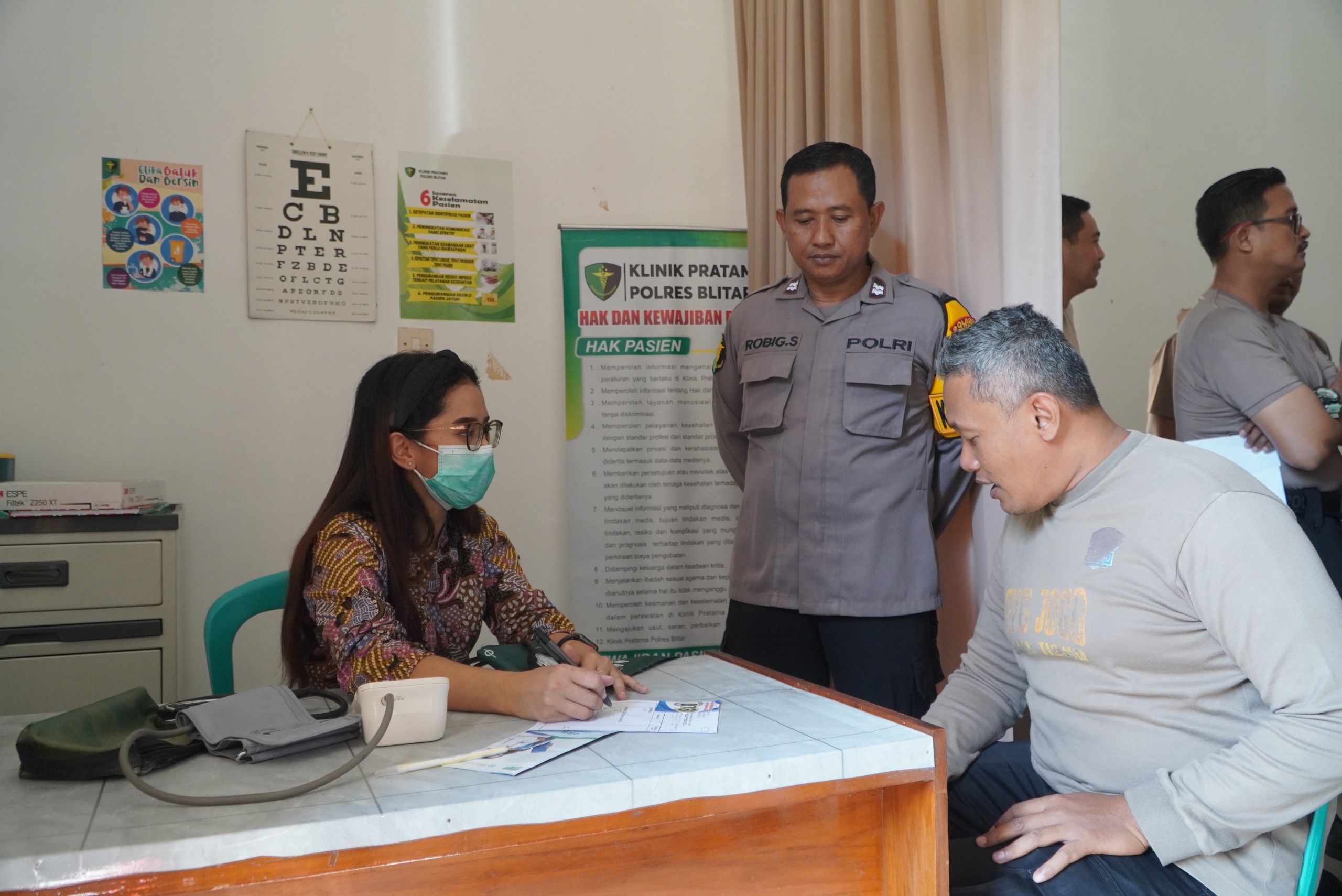 Jelang Coblosan 27 November, Polres Blitar Cek Kesehatan Personel, Pastikan Kondisi Prima di TPS