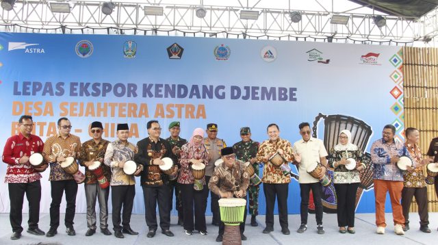 Mendes PDT Yandri Susanto Lepas Ekspor Kendang Djembe di Blitar Senilai Rp 17 Miliar