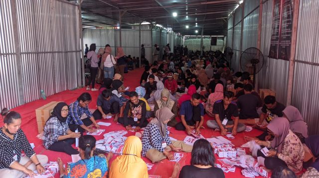Ratusan Pekerja Dilibatkan Melipat Surat Suara Pilbup dan Pilgub, KPU Kabupaten Madiun Targetkan Empat Hari Selesai