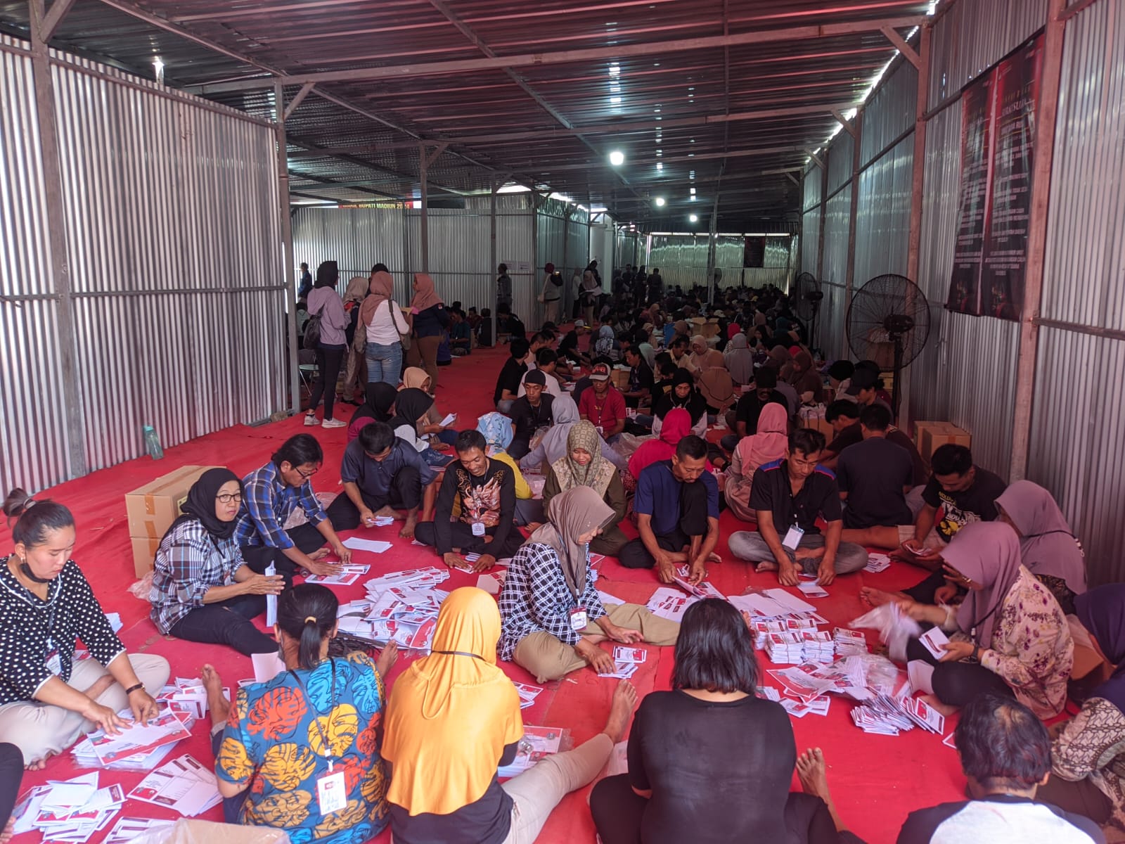 Ratusan Pekerja Dilibatkan Melipat Surat Suara Pilbup dan Pilgub, KPU Kabupaten Madiun Targetkan Empat Hari Selesai