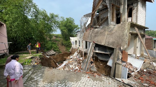 Tergerus Aliran Sungai yang Banjir, Rumah Mewah di Ponorogo Ambruk