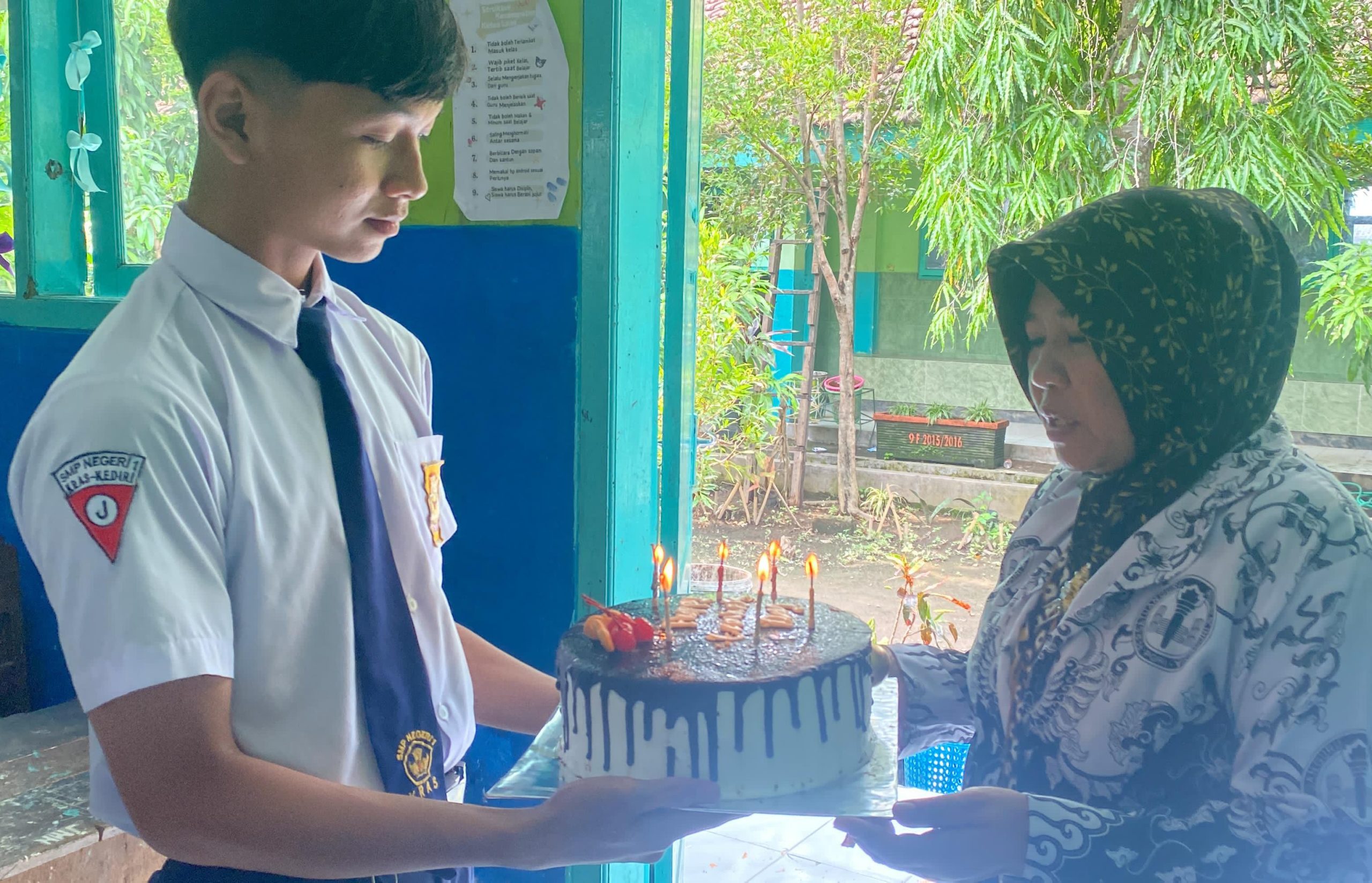 Peringatan Hari Guru dan HUT PGRI, Murid SMPN 1 Kras Sungkem dan Beri Bingkisan Roti pada Gurunya