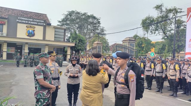 Apel Pergeseran Pasukan Pengamanan TPS Polres Kediri Kota, Ratusan Personel Gabungan Dibekali Sarpras