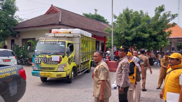 Petugas Gabungan di Plemahan Kediri Kawal Ketat Pendistribusian Logistik Pilkada ke Desa-desa