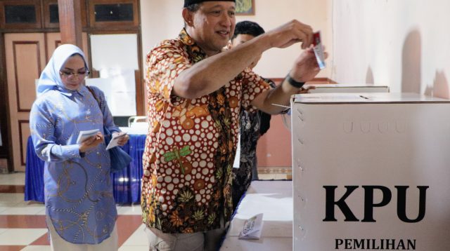 Salurkan Hak Suara Bersama Sang Istri, Ipong Muchlissoni Optimis Menang Pilkada Ponorogo
