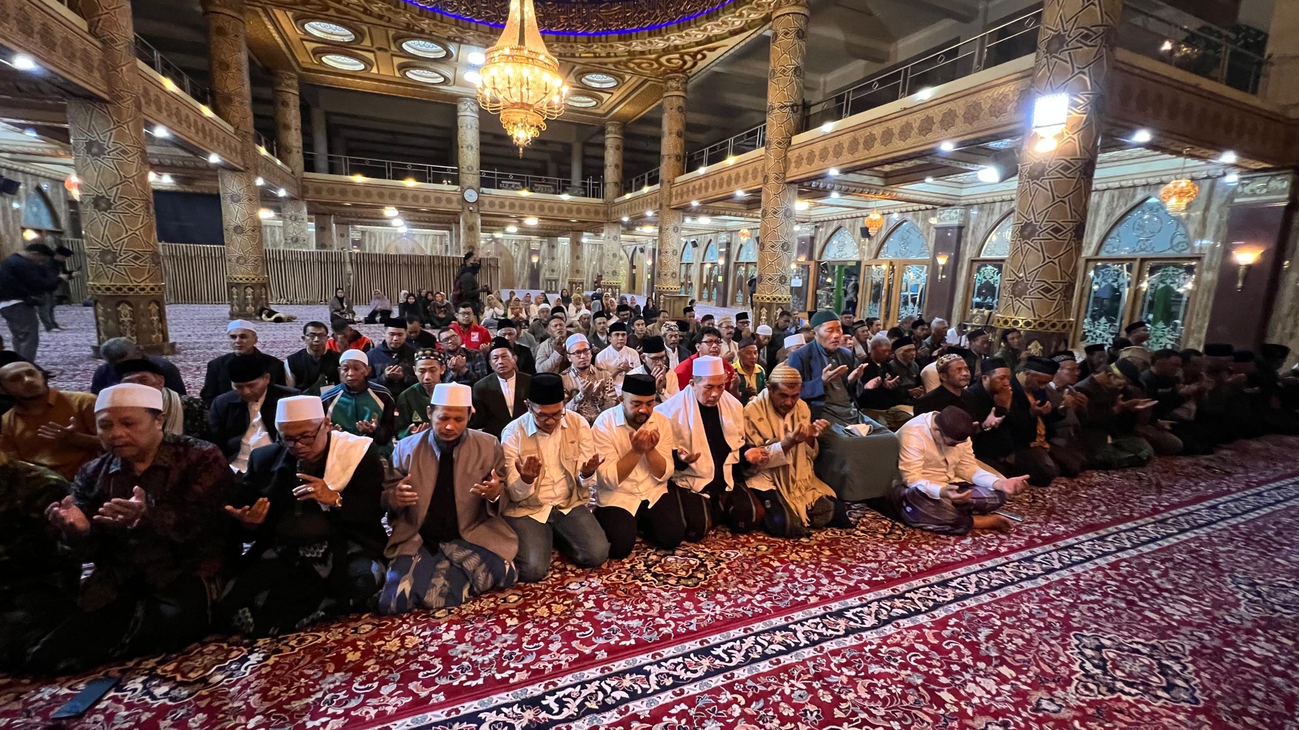 Isak Tangis Warnai Kemenangan Paslon Wong Mbatu Sae, Nurochman - Heli Sujud Syukur Kemenangan