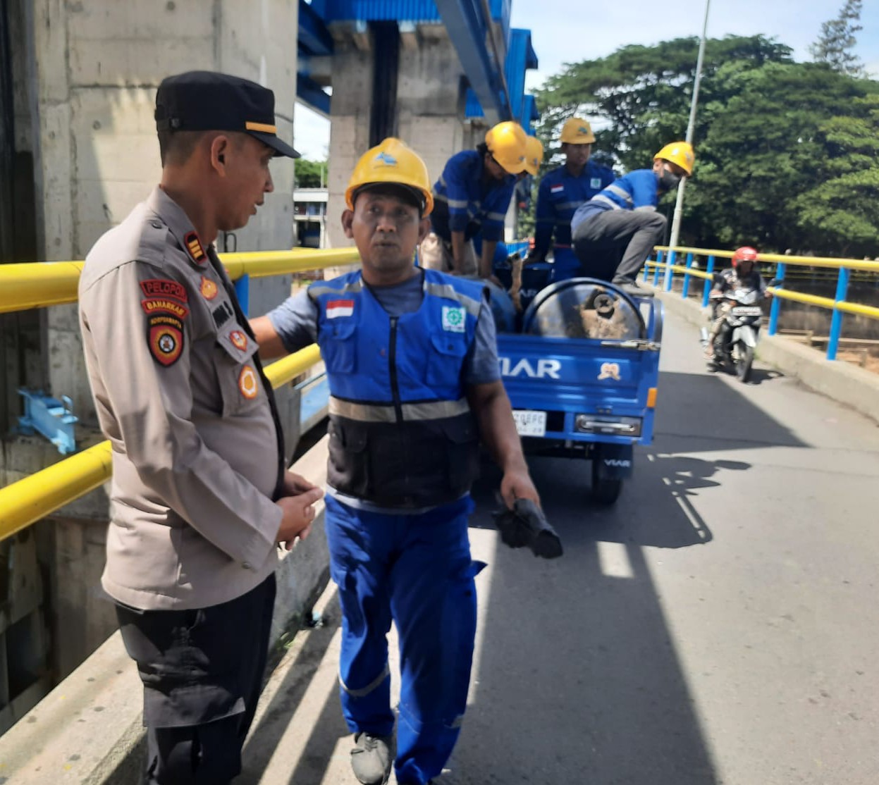 Debit Air Sungai Brantas Naik, Polisi Pantau Bendung Gerak Waru Turi Gampengrejo