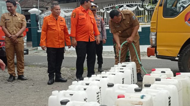 Pjs Bupati Kediri Distribusikan Bantuan Air Bersih dari Pemprov Jatim