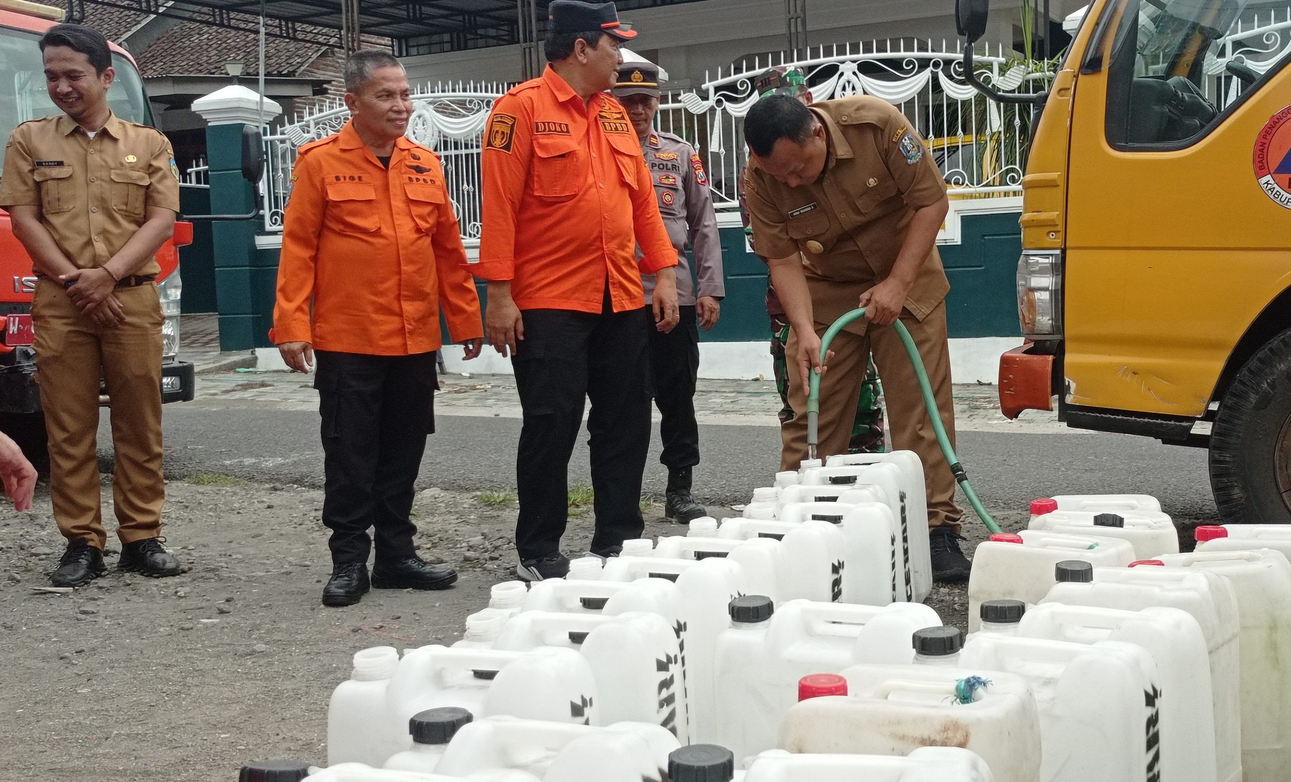 Pjs Bupati Kediri Distribusikan Bantuan Air Bersih dari Pemprov Jatim