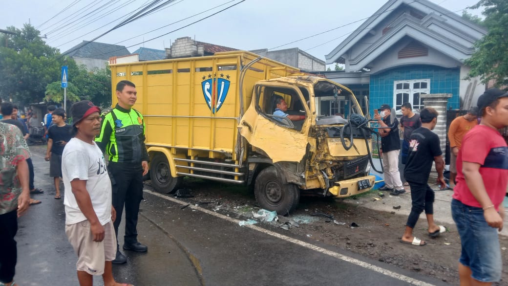 Bus Bagong Serobot Jalur Berlawanan, Sopir Truk Tergencet Kabin