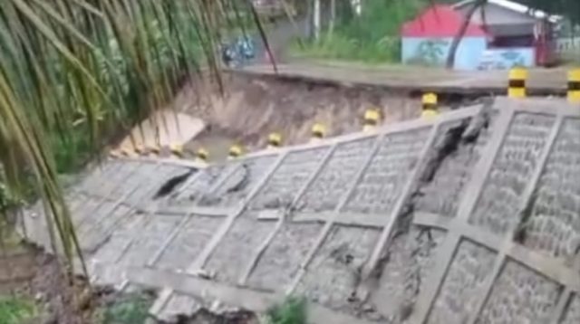 Hujan Deras, Jalan Gunung Tugel Penghubung Pagerwojo - Trenggalek Longsor