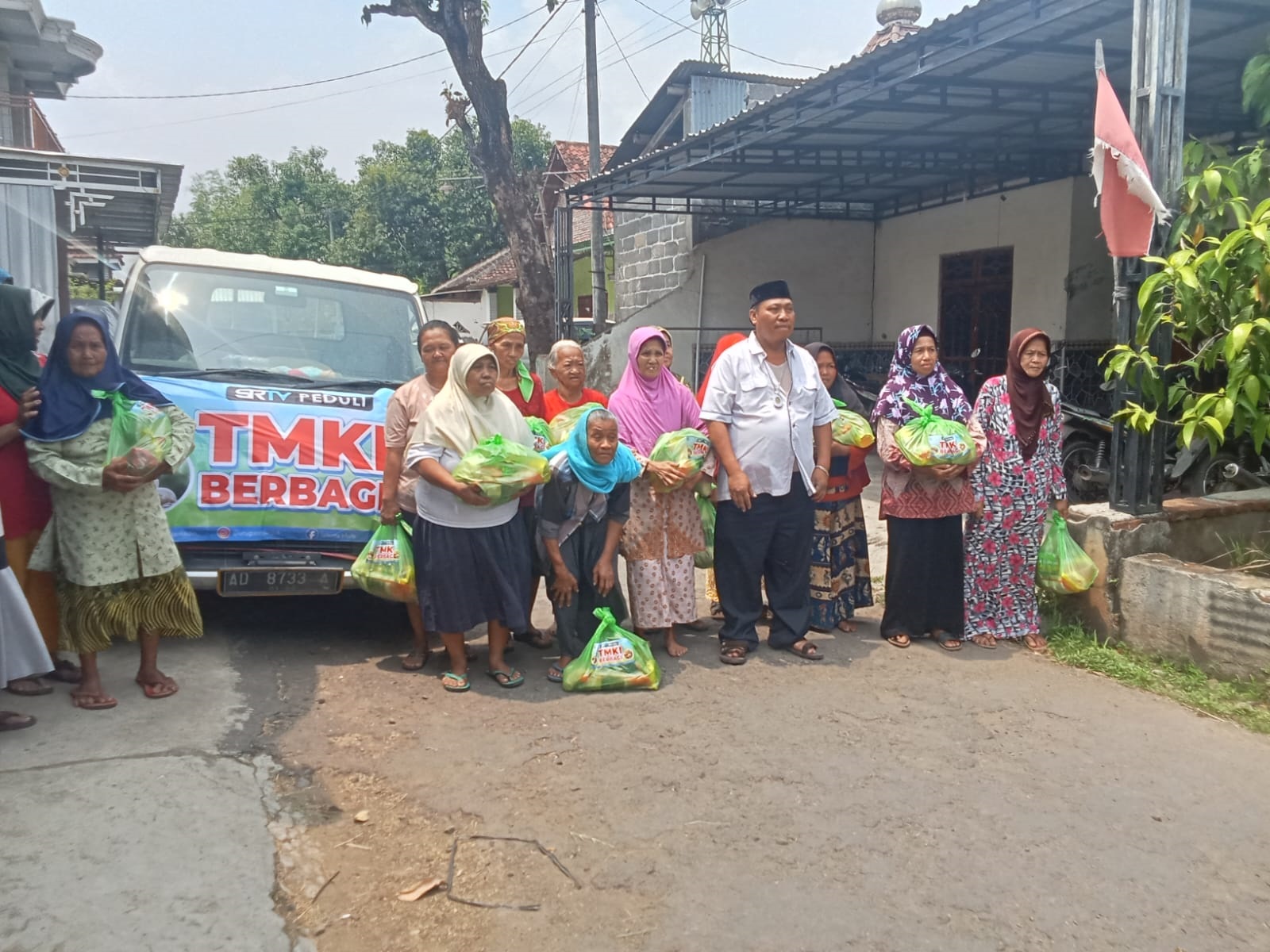 TMKI Salurkan Bantuan Sosial Rutin untuk Lansia di Kediri dan Nganjuk