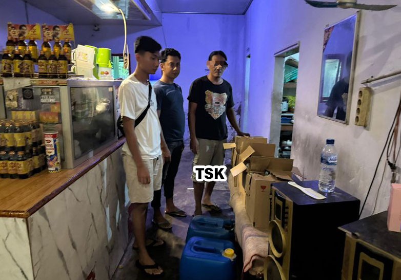 Polisi Razia Warung Kopi di Tanjunganom Nganjuk, 76 Botol Miras Berbagai Merek dan Jenis Disita