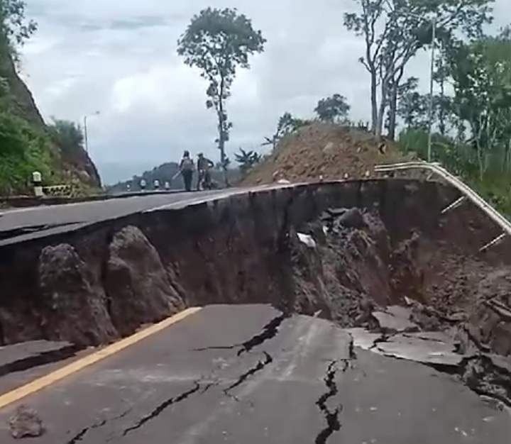 Akses JLS Malang-Blitar Longsor, Jalur Ditutup Total
