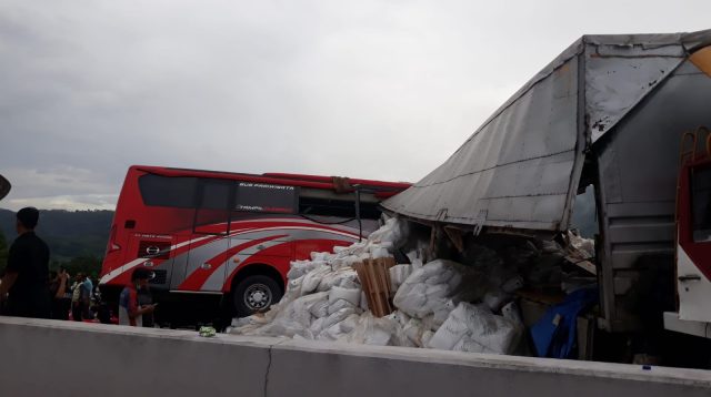 Bus Rombongan Sekolah SMP IT Darul Qur'an Mulia Bogor Kecelakaan di Tol Malang-Pandaanl, Ditabrak Truk Kontainer, Puluhan Pelajar Dibawah ke RS