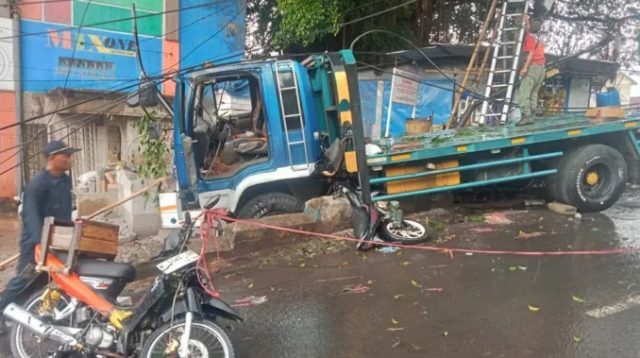 Truk Alat Berat di Malang Sruduk Motor dan Tiang, Diduga Rem Blong
