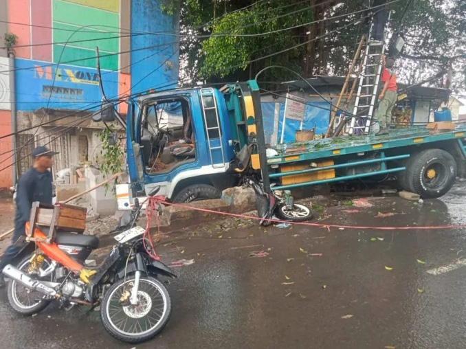 Truk Alat Berat di Malang Sruduk Motor dan Tiang, Diduga Rem Blong