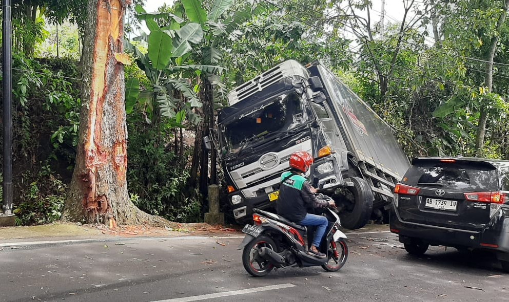 Tak Kuat Menanjak, Truk Terperosok di Kali Lanang Kota Batu
