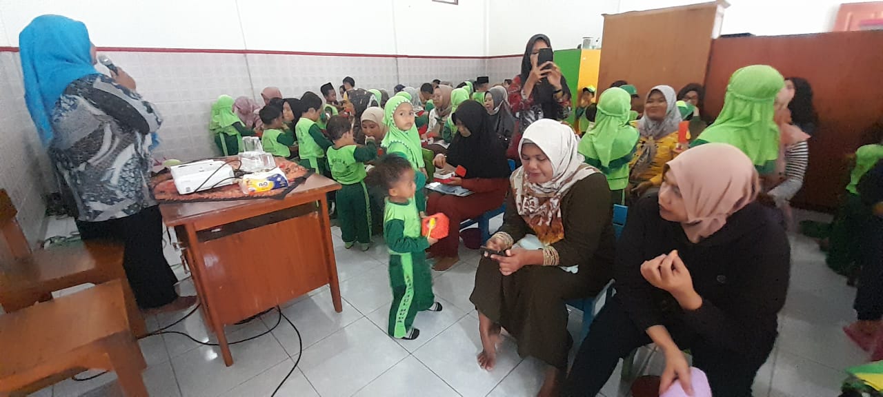Peringatan Hari Ibu, Tangis Haru Siswa RA KM Fathul Huda Pecah saat Momen Minta Maaf dan Basuh Kaki Ibu