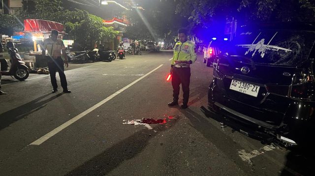 Diduga Main Ponsel, Pemotor di Trenggalek Tabrak Mobil Parkir
