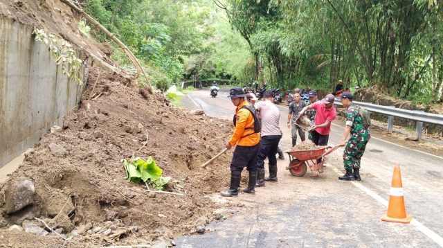 Longsor Terjang Akses Jalan Nasional Trenggalek – Pacitan
