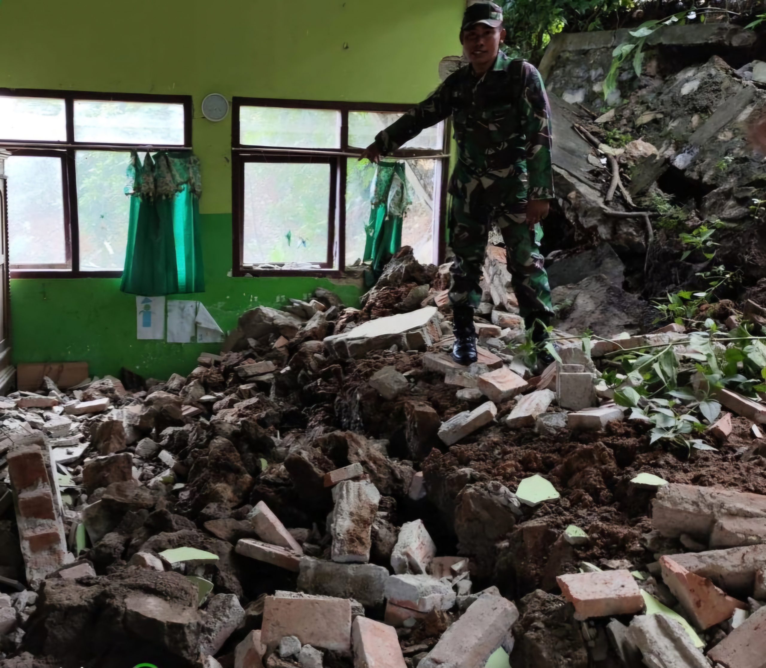 Ruang Kelas Sekolah Dasar di Trenggalek Rusak Tertimpa Longsor, Pembelajaran Berlangsung di Masjid