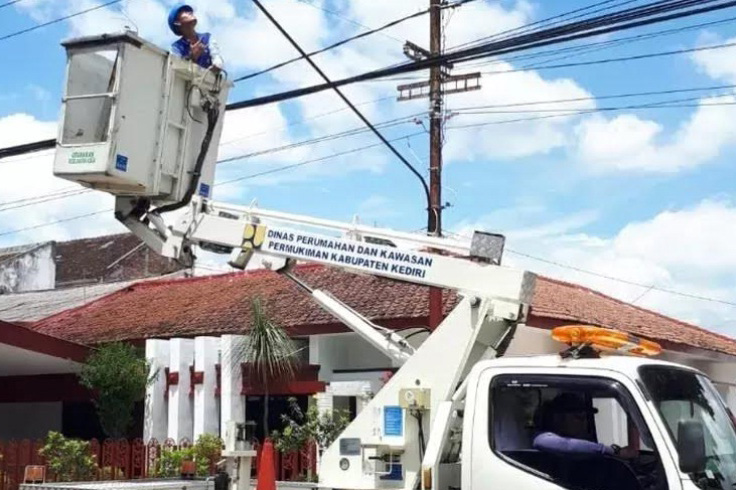 Jelang Nataru, Dinas Perkim Kabupaten Kediri Tambah 55 PJU Pasang Baru